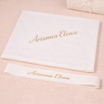 Trusou de botez fetițe personalizat ivoar cu dantelă și brocard auriu - Model Arianna - imagine 2