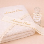 Trusou de botez fetițe personalizat ivoar cu dantelă și brocard auriu - Model Arianna - imagine 3