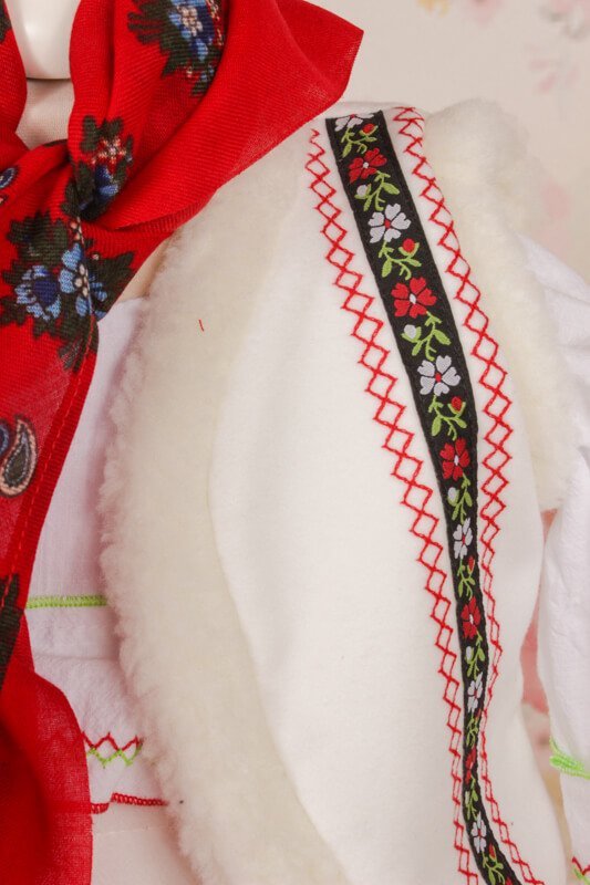 Detalii motive traditionale costum popular bebelusi
