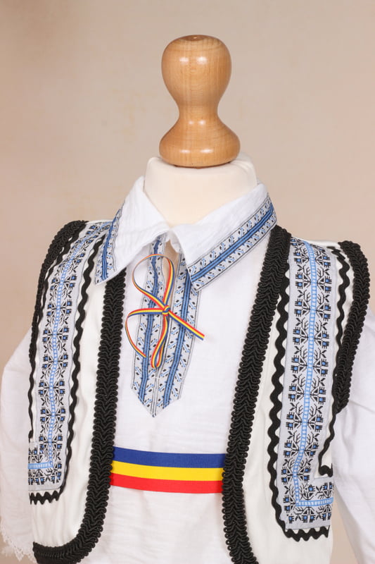 Costum traditional popular pentru botez baiat, model Ambrozie