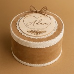 Trusou de Botez Natural Chic - catifea cappuccino, dantela ivory și inimă gravată pe lemn