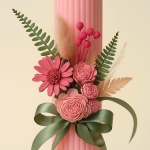 Lumânare de Botez din parafină, cu flori roz și accente verzi – Model Soline - imagine 2