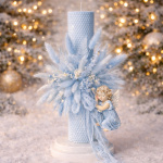 Lumânare botez BLUE ANGEL din ceară tip fagure, cu flori naturale uscate albastre și înger decorativ