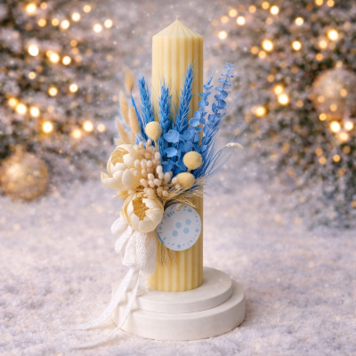 Lumânare botez AZUR din parafină, decorată cu flori naturale uscate albastre și ivoar
