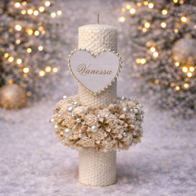 Lumânare botez din ceară naturală din fagure HONEY PEARL, 35 cm, decorată cu flori naturale uscate și perle personalizate