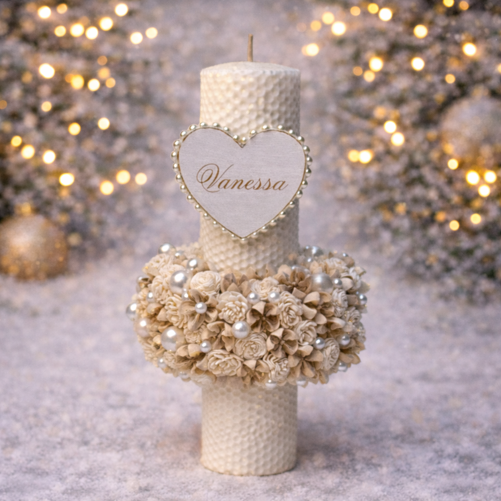Lumânare botez HONEY PEARL din ceară naturală cu flori uscate și perle Lumânare botez din ceară naturală din fagure HONEY PEARL, 35 cm, decorată cu flori naturale uscate și perle personalizate