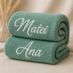 Păturică Botez Verde Mentă Personalizată cu Nume – Tricotată Premium | Model Maya - imagine 2