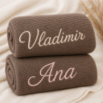 Păturică Botez Maro Personalizată cu Nume – Tricotată Premium | Model Vladimir - imagine 2