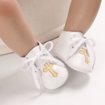 botosei albi bebe cu broderie